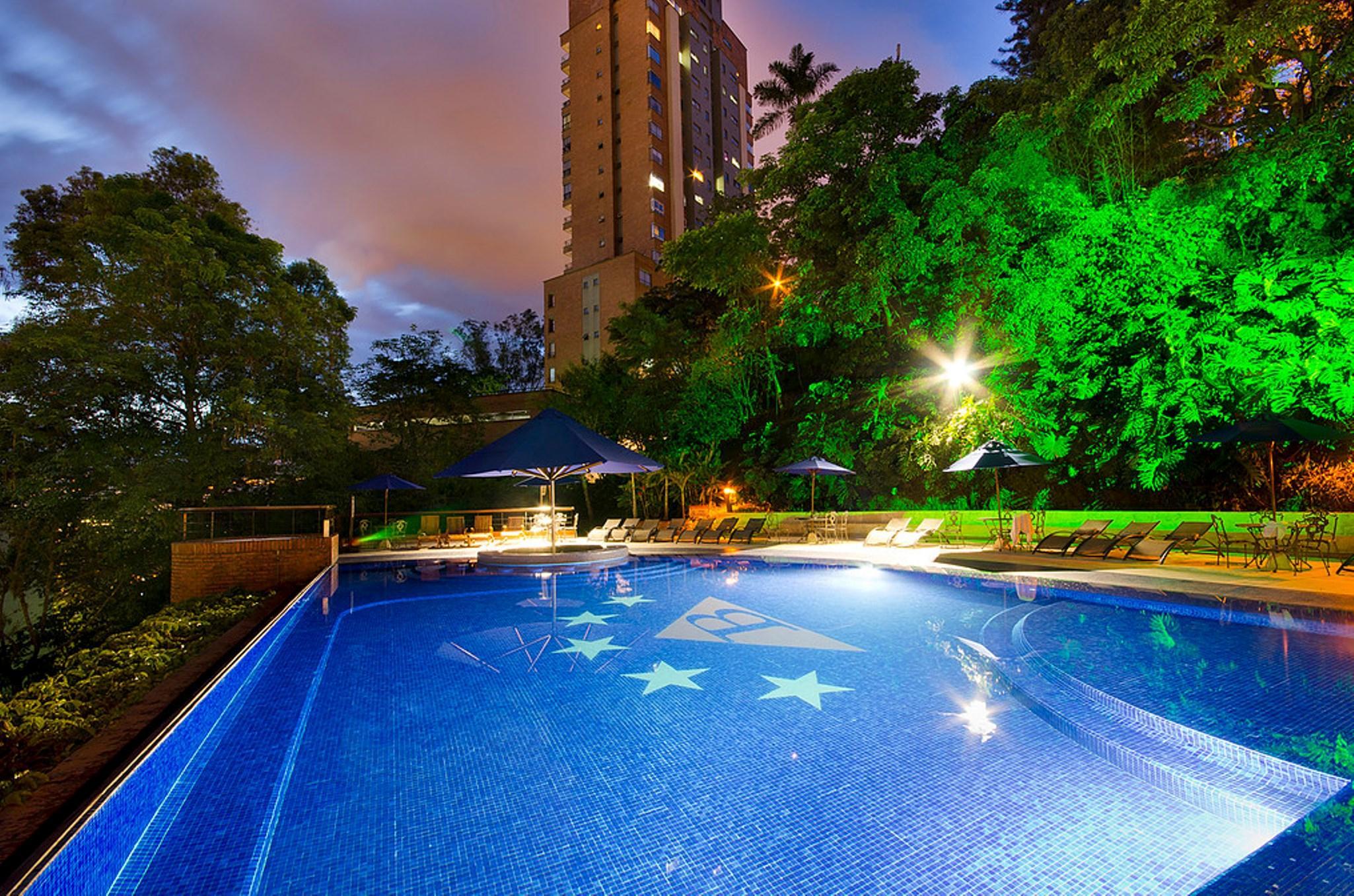 Hotel Dann Carlton Belfort מדיין מראה חיצוני תמונה Swimming pool