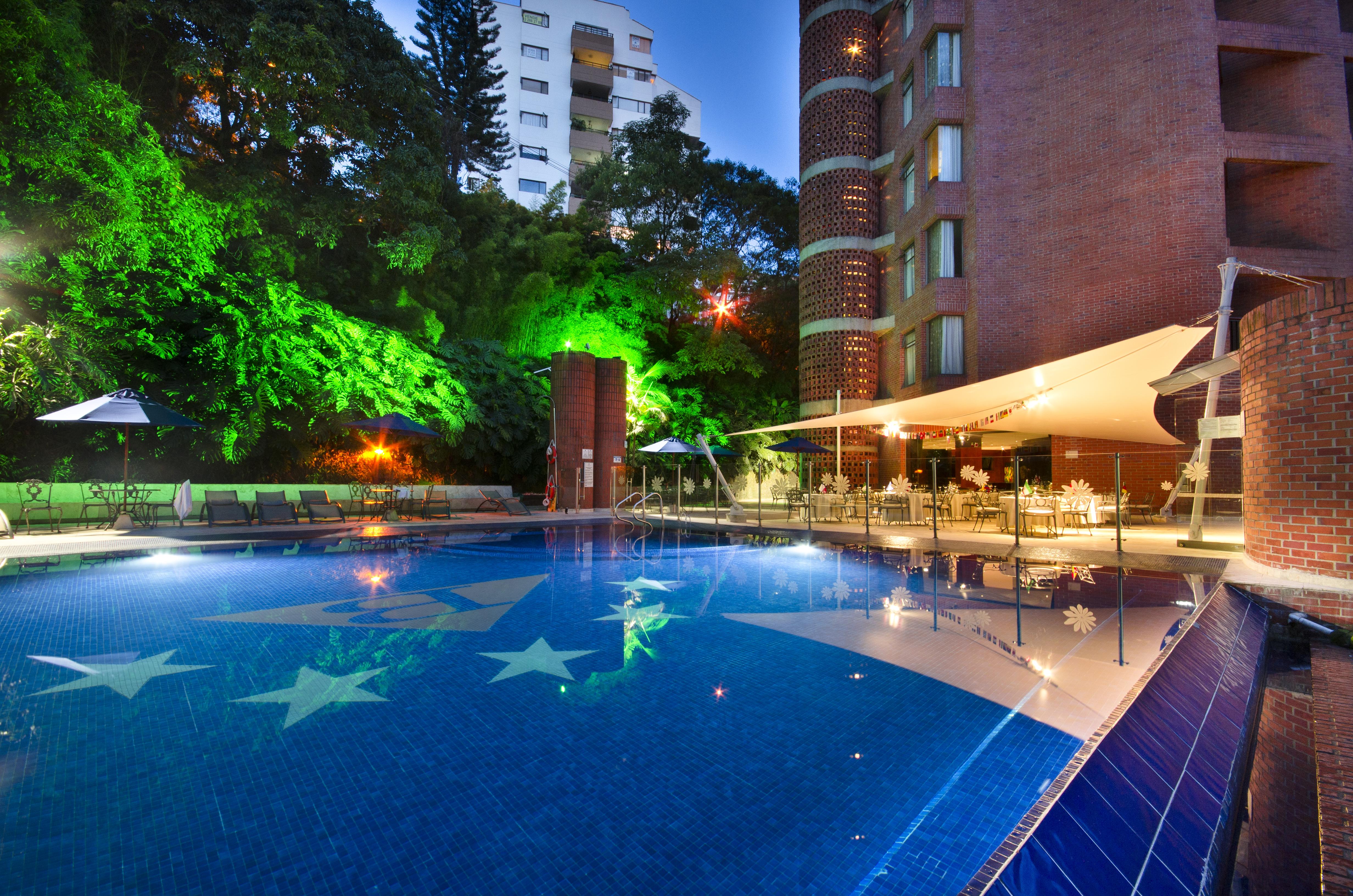 Hotel Dann Carlton Belfort מדיין מראה חיצוני תמונה The pool at the hotel